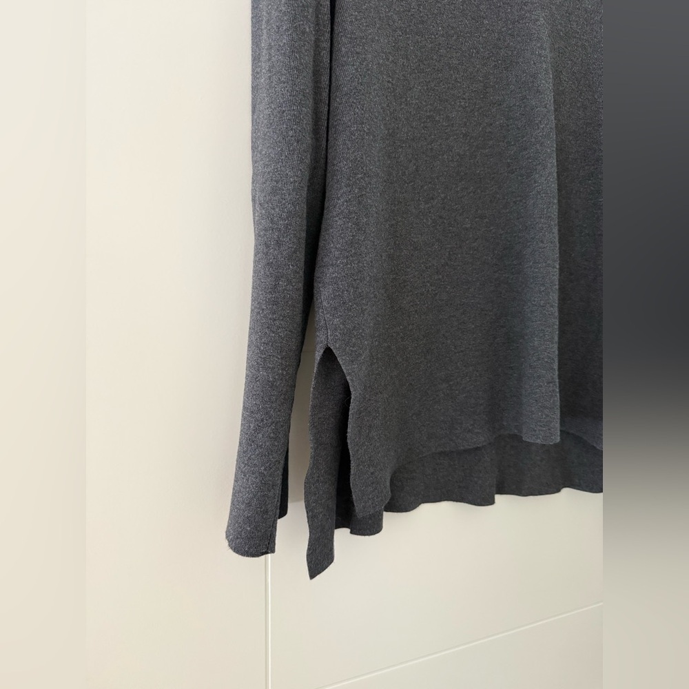 Splendid VNeck Sweater, size medium. Viscose blend. - Picture 3 of 6